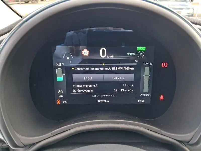 Tableau de bord numérique de la FIAT 500C électrique 2021 affichant consommation, vitesse et autonomie.