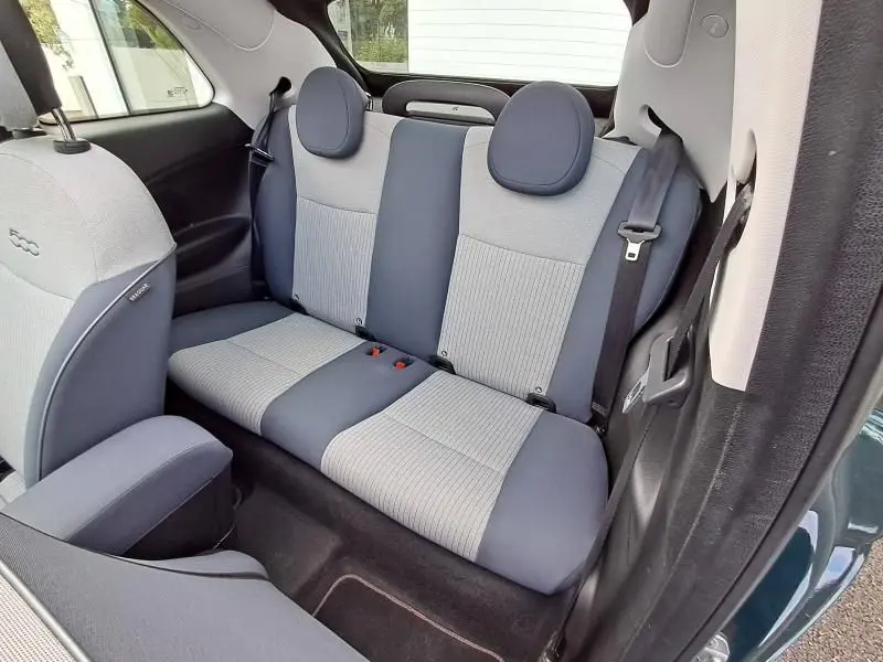 Vue intérieure arrière droite des sièges arrière gris clair et bleu foncé de la FIAT 500C 118 cv icone électrique 2021 vert foncé métallisé