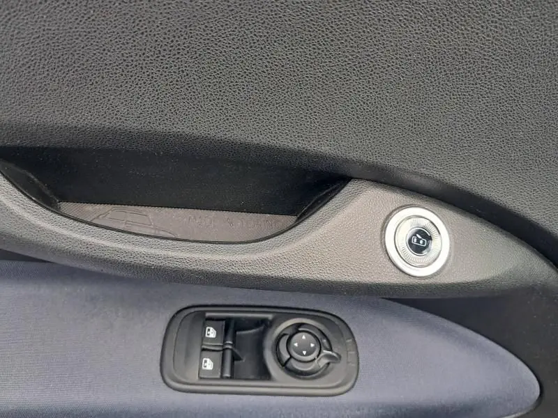 Détail de la porte côté conducteur de la FIAT 500C 118 cv icone 2021, avec commandes de vitres et bouton de verrouillage.