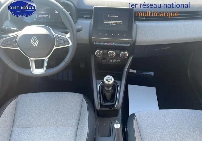 Intérieur de la Renault Clio V diesel 2025, vue centrale sur le volant multifonction et la console avec boîte manuelle.