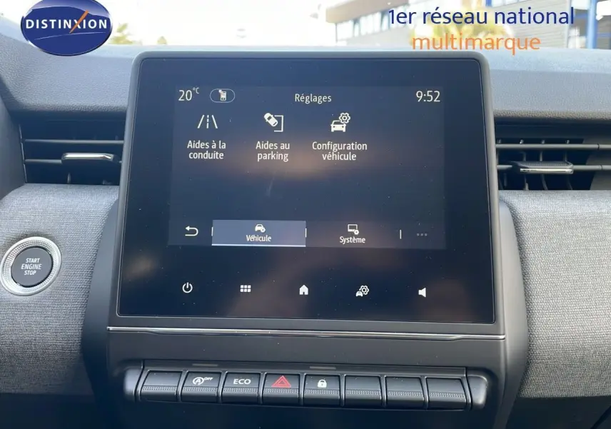 Écran tactile central de la Renault Clio 1.5 DCI 100ch Evolution 2025 montrant les réglages d’aides à la conduite et parking.