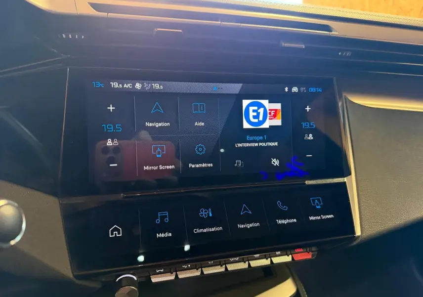Écran tactile central de la Peugeot 408 gris, affichant la navigation et les commandes multimédia en intérieur.