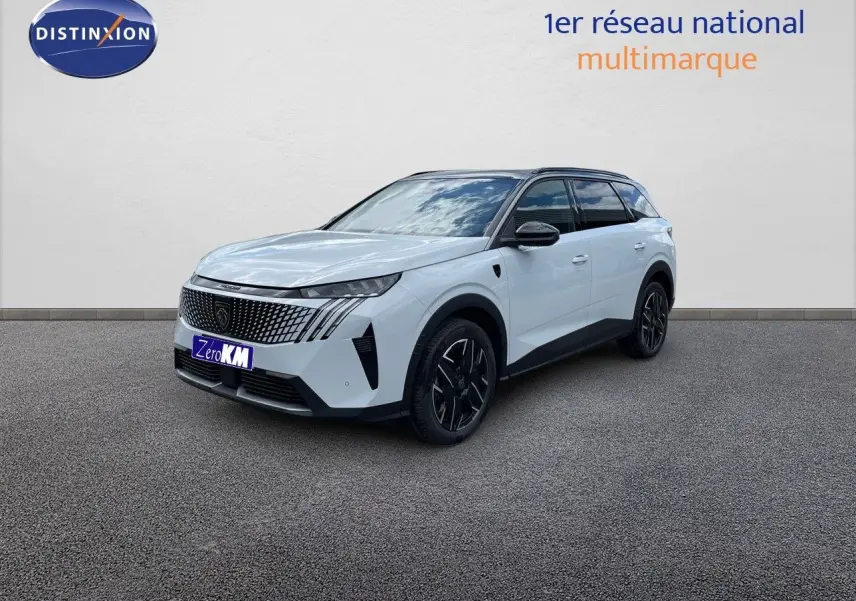 Peugeot 5008 hybride blanc Okenite avec toit noir, vue 3/4 avant mettant en valeur la calandre distinctive.
