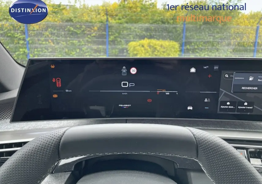 Vue intérieure du tableau de bord numérique du Peugeot 5008 Hybrid 136ch GT, avec volant cuir perforé et écran large affichant la navigation.