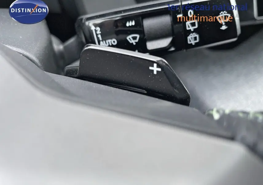 Gros plan sur la palette de changement de vitesse droite du Peugeot 5008 Hybrid 2025, intérieur gris et noir.