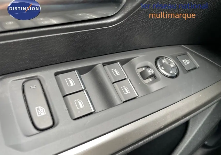 Gros plan sur les commandes de lève-vitres et rétroviseurs côté conducteur du Peugeot 5008 Hybrid blanc 2025.