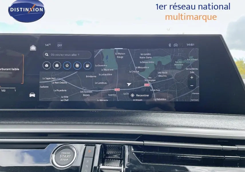 Tableau de bord du Peugeot 5008 Hybrid 136ch GT 2025 avec écran tactile affichant la navigation et démarrage moteur.