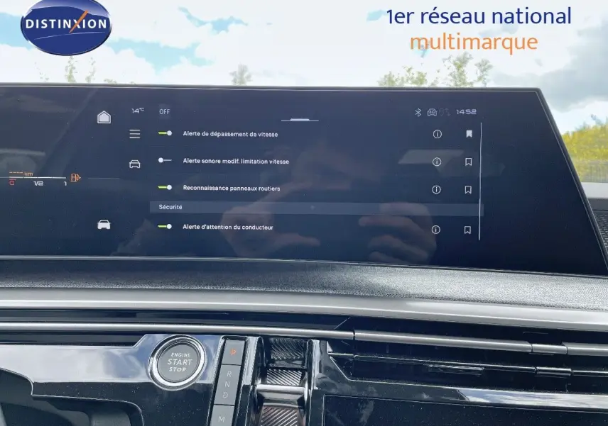 Tableau de bord du Peugeot 5008 Hybrid 2025 avec écran tactile affichant les alertes de sécurité, finition noire brillante.