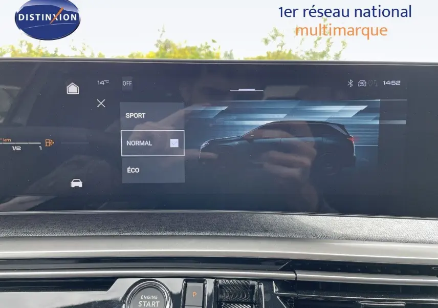 Écran tactile intérieur du Peugeot 5008 Hybrid 2025 affichant les modes de conduite avec silhouette du SUV en profil.