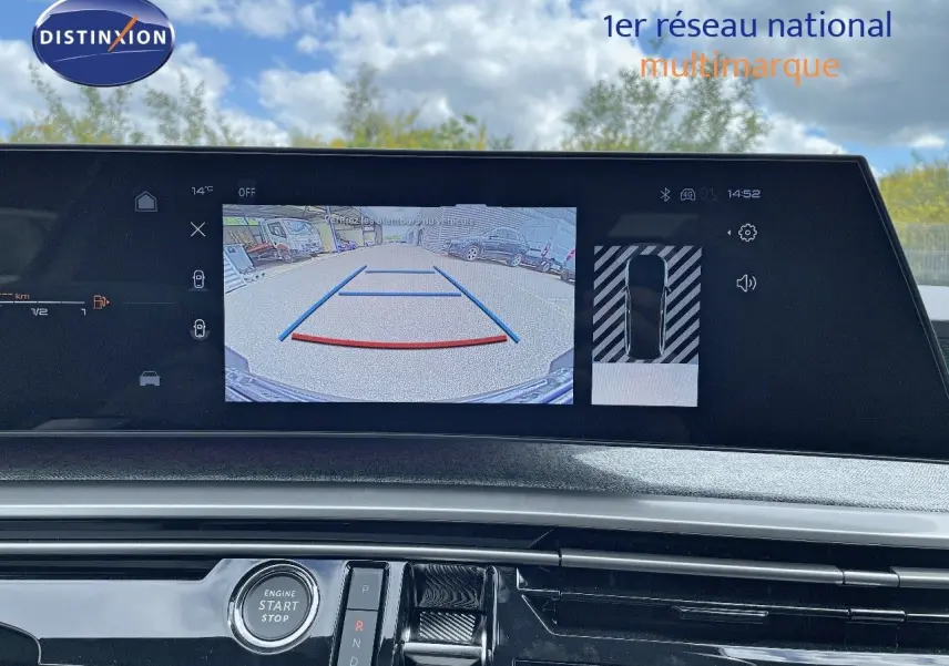 Écran central affichant la caméra de recul et les commandes de la console d'une Peugeot 5008 Hybrid 2025 blanc Okenite toit noir.