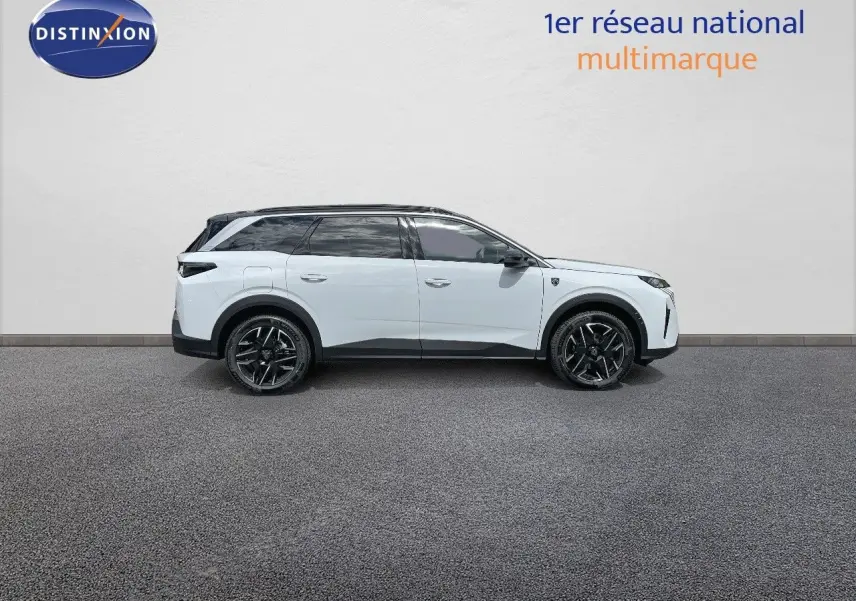 Peugeot 5008 Hybrid 136ch GT en profil côté gauche, blanc Okenite métal avec toit noir et jantes noires.