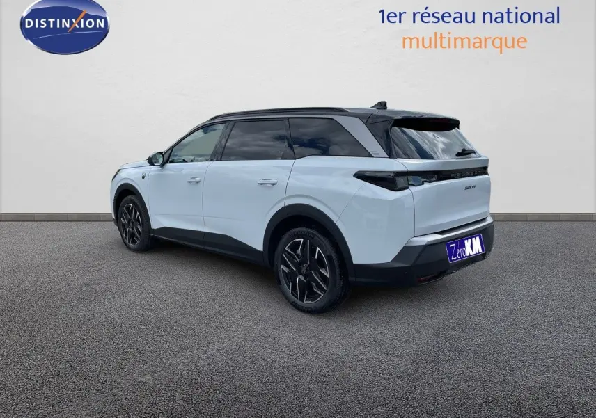 Peugeot 5008 Hybrid blanc Okenite avec toit noir, vue 3/4 arrière côté droit sur fond neutre.