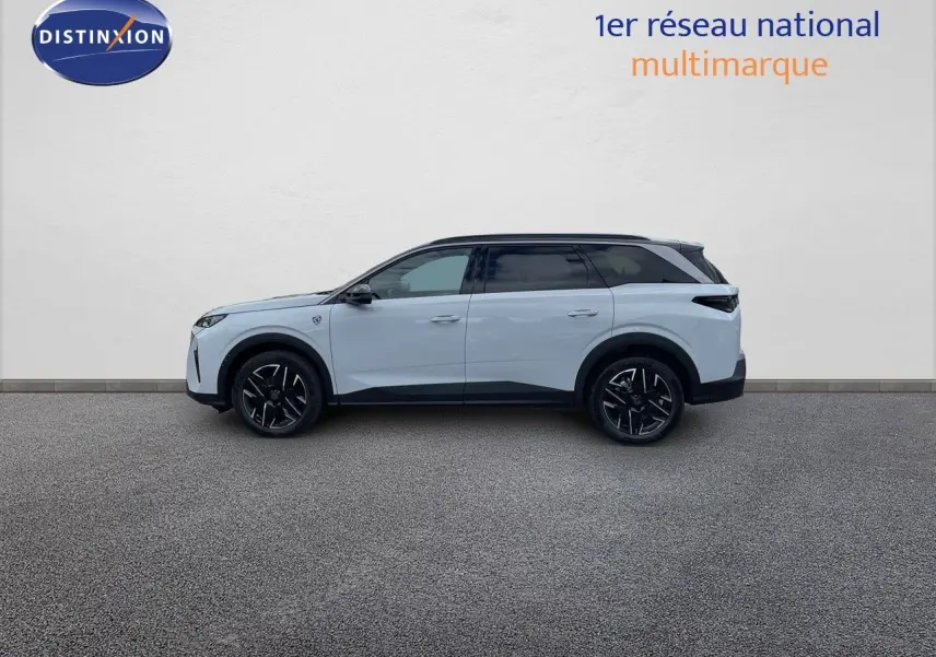 Profil latéral gauche du Peugeot 5008 HYBRID 136CH GT blanc Okenite avec toit noir et jantes noires distinctives.