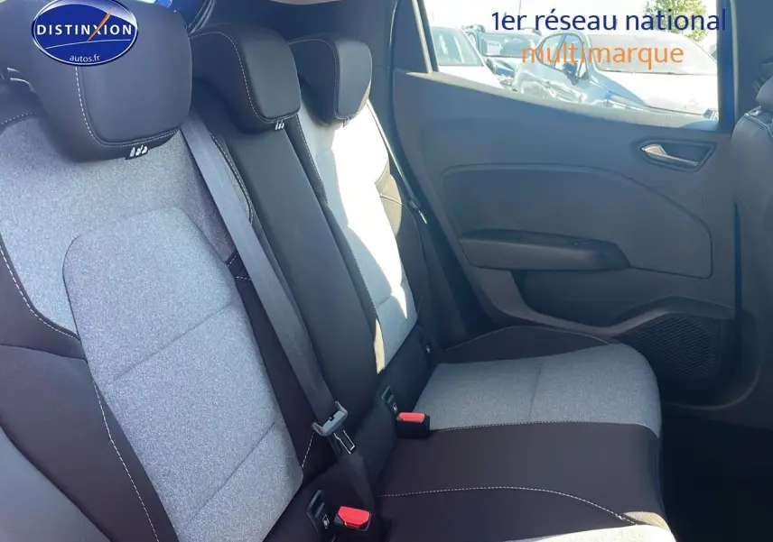 Banquette arrière grise et noire vue côté droit dans une Renault Clio V bleu iron de 2025.