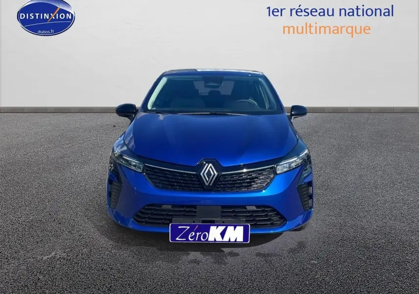 Vue frontale d'une Renault Clio V bleu iron 2025 avec calandre noire et phares LED fins.
