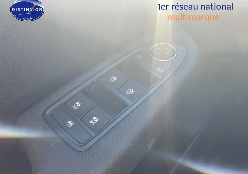 Panneau de commandes des vitres électriques côté gauche intérieur d'une Renault Clio V 2025, finition sobre noire.