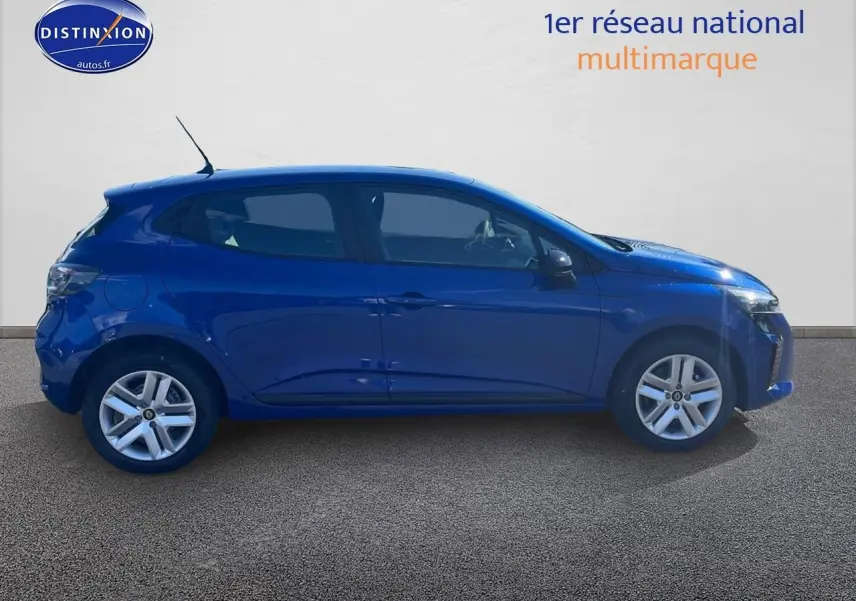 Profil latéral gauche d'une Renault Clio V bleu iron 2025 avec jantes alliage et vitres teintées.