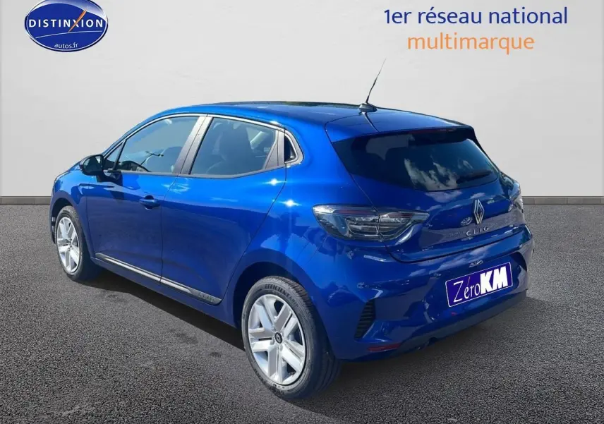 Renault Clio V bleu iron vue 3/4 arrière côté gauche avec feux arrière LED et jantes alliage.