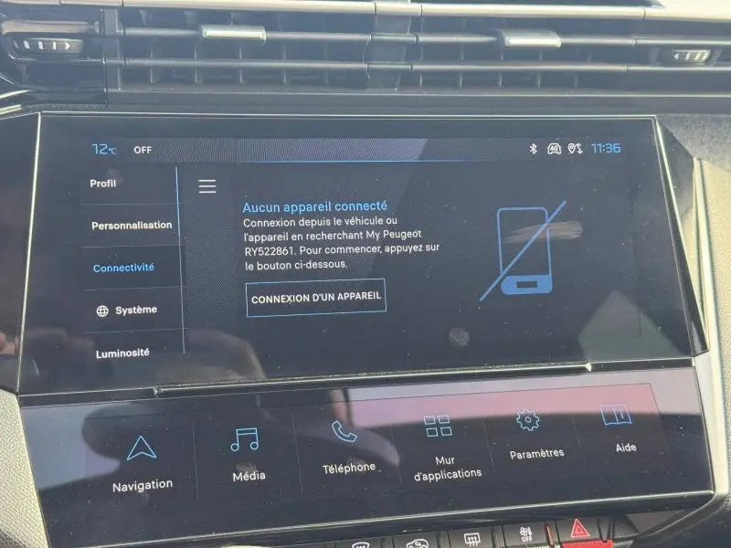 Écran tactile central du Peugeot 308 2024 en gris Artense, affichant le menu de connectivité sans appareil connecté.