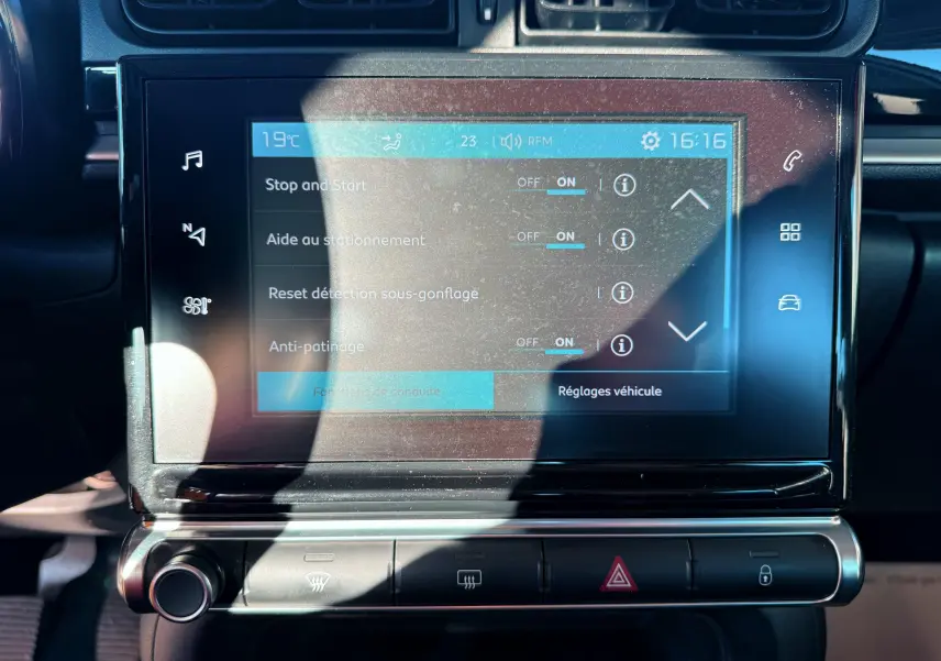 Écran tactile central du tableau de bord de la Citroën C3 2017 montrant les réglages de conduite.