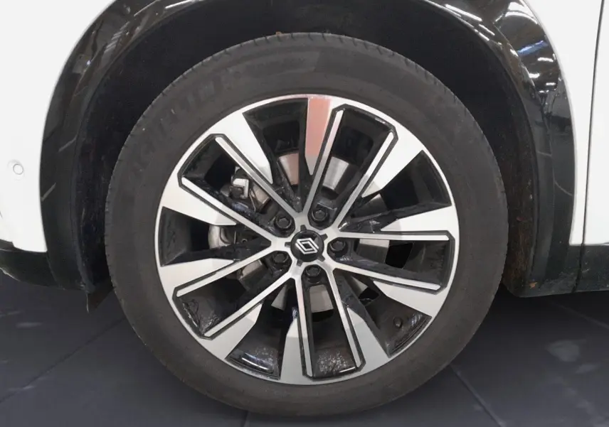 Gros plan sur la jante alliage 19'' diamantée noir et argent du Renault Espace blanc nacré côté avant droit.