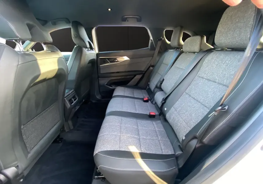 Vue intérieure côté droit sur la banquette arrière 3 places en tissu gris et cuir noir du Renault Espace 2025 blanc nacré.