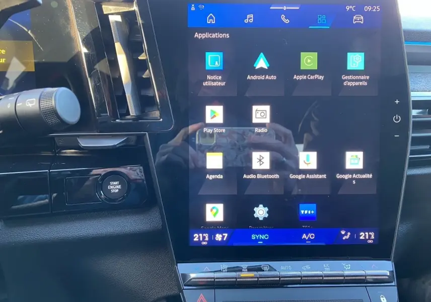 Gros plan sur l’écran tactile central du Renault Espace 2025, affichant les applications multimédia, avec bouton Start Engine visible.