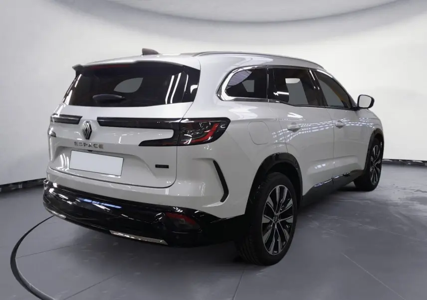 Vue 3/4 arrière droite du Renault Espace blanc nacré 2025 avec jantes alliage noires et toit noir brillant.
