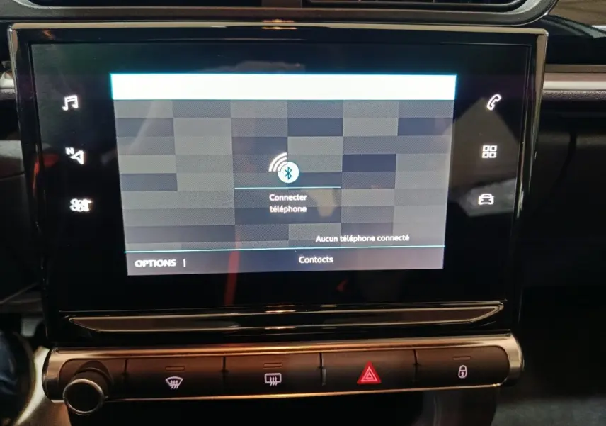 Écran tactile central allumé de la Citroën C3 2024 gris clair, vue rapprochée de la console de bord.
