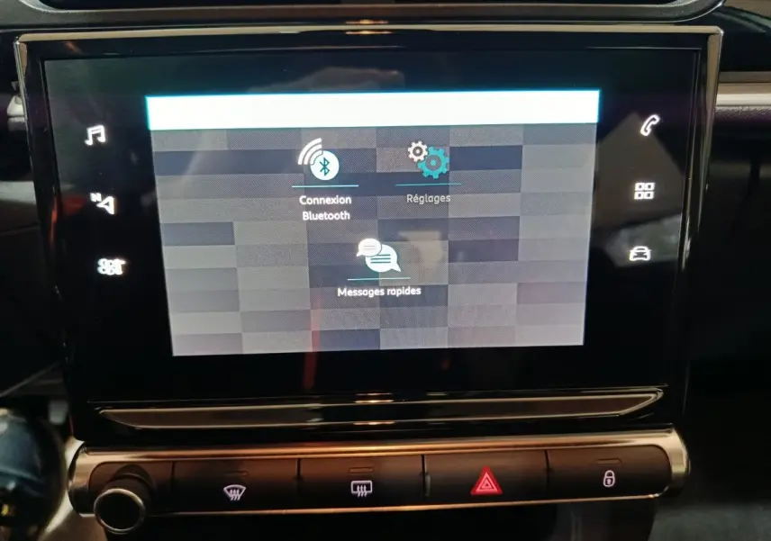 Écran tactile central de la Citroën C3 gris clair 2024 affichant les options Bluetooth et réglages.