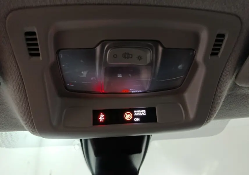 Vue intérieure du plafonnier de la Citroën C3 gris clair 2024 avec indicateurs d'airbag passager activé.