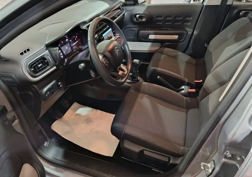 Intérieur côté conducteur de la Citroën C3 BlueHDi 100 gris clair, volant multifonctions et tableau de bord digital.
