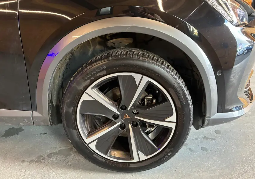 Gros plan sur la roue avant gauche noire avec jante alu bicolore du CUPRA Formentor 2022.