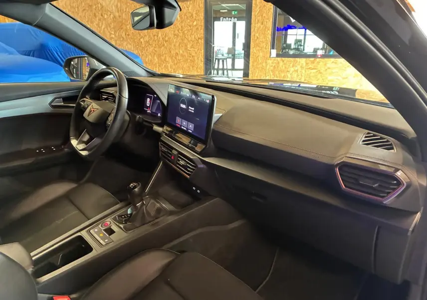 Vue intérieure côté conducteur du CUPRA Formentor noir 2022, avec tableau de bord moderne et écran tactile central.