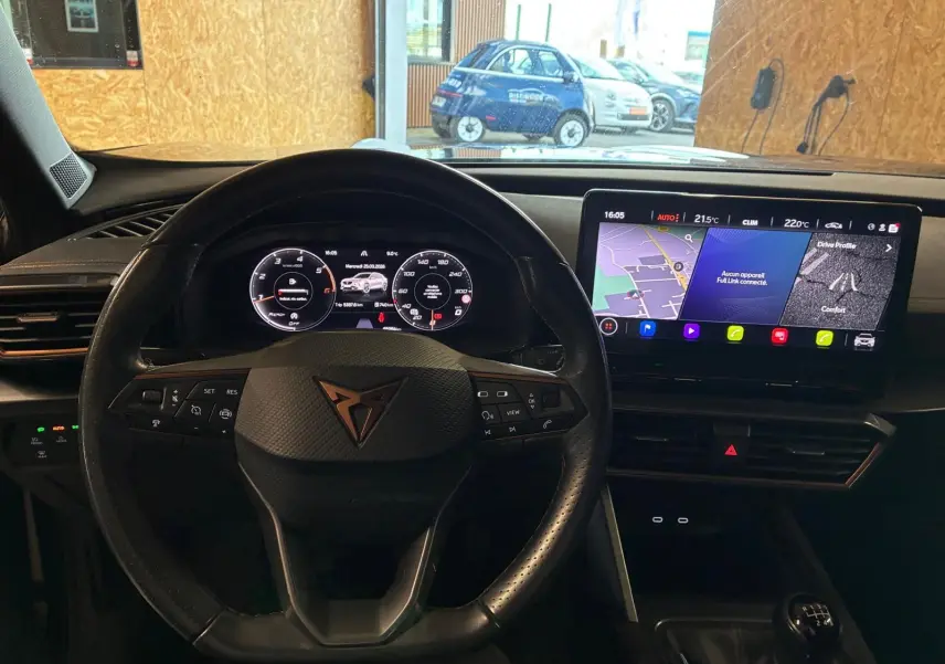 Vue intérieure centrée sur le volant CUPRA noir et le tableau de bord numérique avec écran tactile du Formentor 2022.