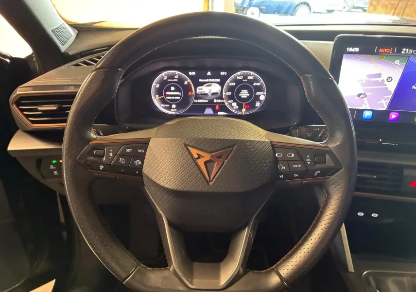 Vue rapprochée du volant noir de la CUPRA Formentor 2022 avec commandes intégrées et tableau de bord numérique.