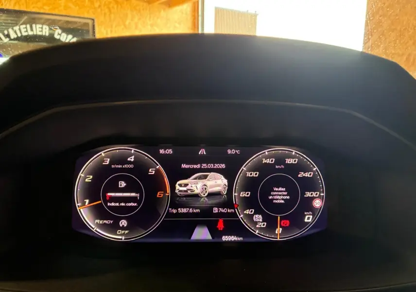 Cockpit numérique de la CUPRA Formentor noir, affichant compte-tours, vitesse et image du véhicule en vue frontale.