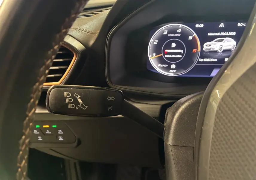 Vue rapprochée du combiné d'instruments numérique et du commodo gauche dans l'habitacle d'une CUPRA Formentor 2.0 TDI noire.