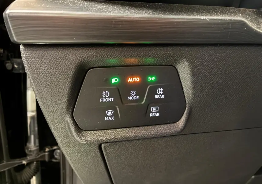 Gros plan sur le panneau de commandes d'éclairage intérieur noir du CUPRA Formentor 2.0 TDI 150 V 2022.