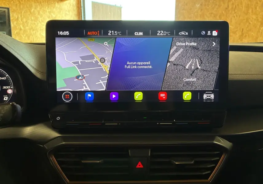 Écran tactile central du tableau de bord de la CUPRA Formentor 2.0 TDI 150 V affichant la navigation et les réglages climatiques.