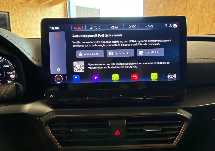 Écran tactile central du tableau de bord du CUPRA Formentor noir, affichant les options de connectivité Full Link.