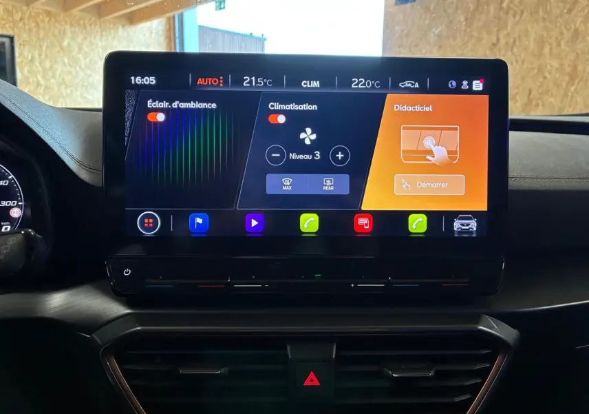 Écran tactile central du tableau de bord du CUPRA Formentor 2.0 TDI noir, affichant la climatisation et l’éclairage d’ambiance.