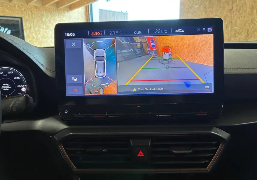 Écran tactile intérieur du CUPRA Formentor 2.0 TDI 150 V affichant la caméra de recul et l'aide au stationnement.