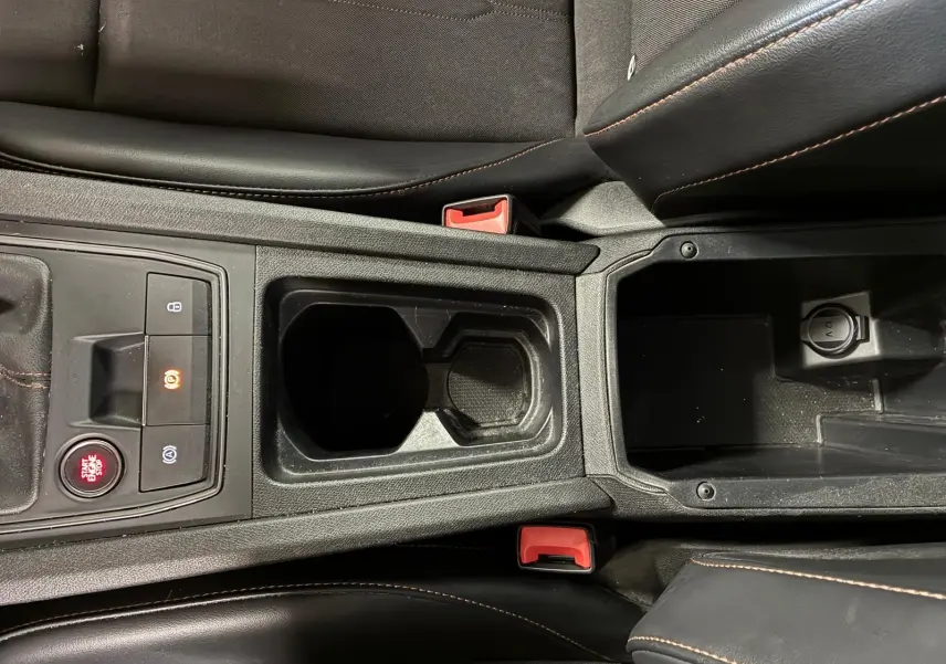 Vue rapprochée de la console centrale noire du CUPRA Formentor 2.0 TDI avec bouton start et porte-gobelets.