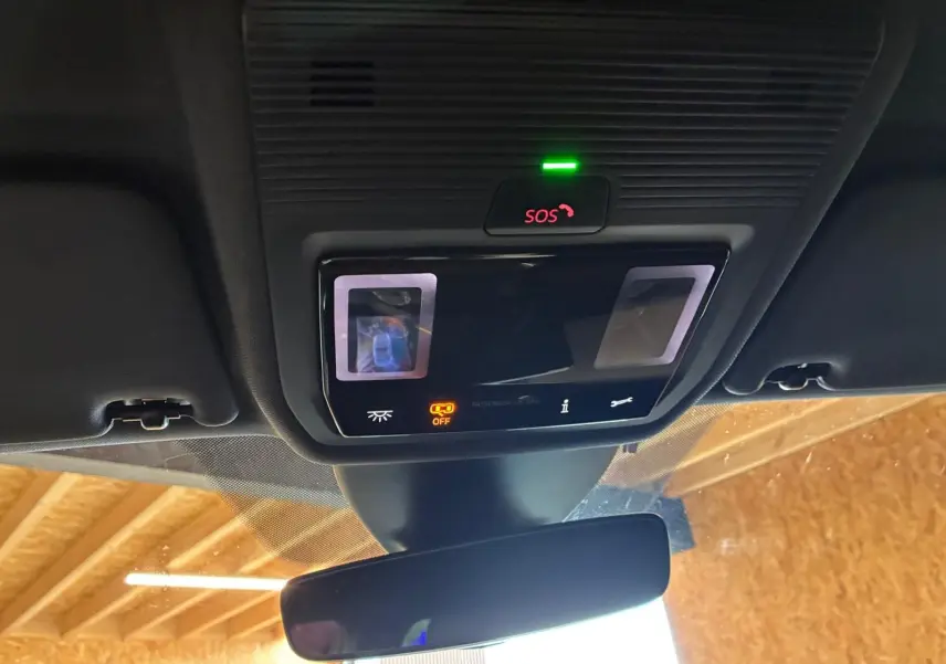 Vue intérieure du plafond avant du CUPRA Formentor noir, avec panneau de commandes et bouton SOS éclairé.