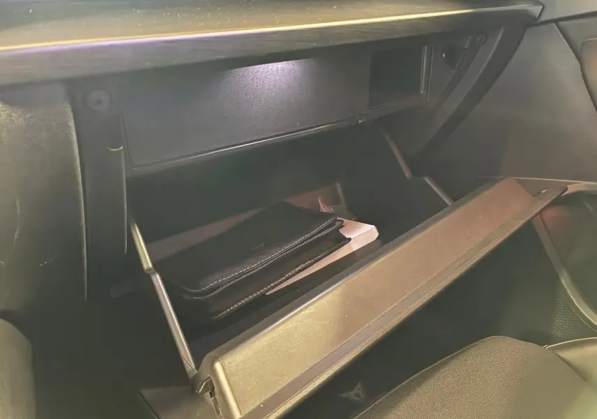 Gant de boîte à gants ouvert côté passager avec éclairage intérieur sur CUPRA Formentor noir, 2022.