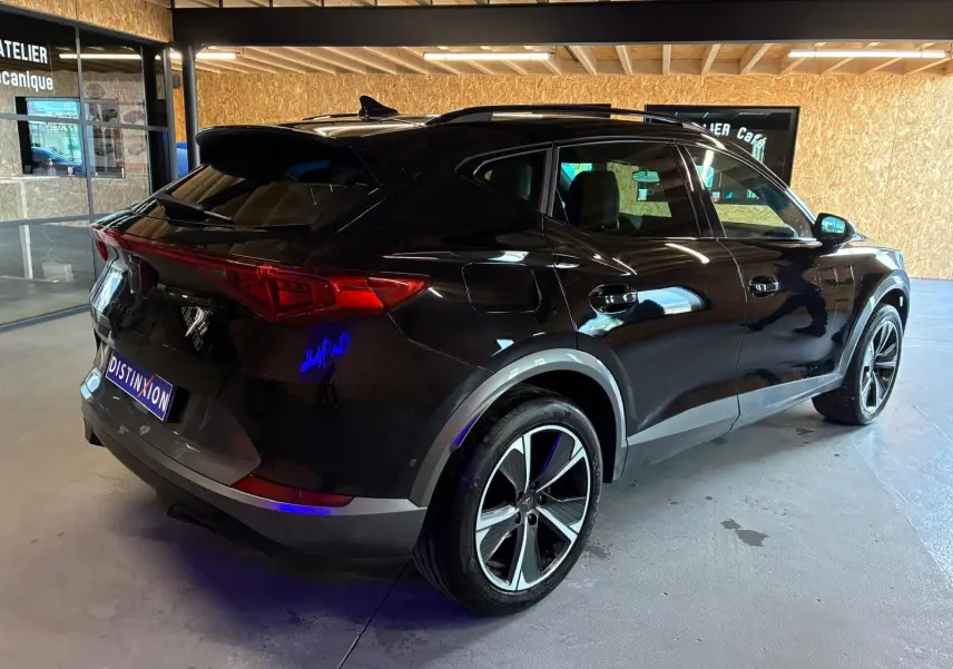 Vue 3/4 arrière droite du CUPRA Formentor noir 2022 avec jantes alu et double sortie d'échappement stylisée noire.