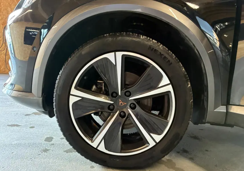 Gros plan sur la jante alu noire et argentée du côté avant droit d’un CUPRA Formentor noir.