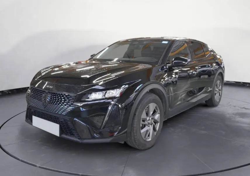 Peugeot 408 PHEV noir vue 3/4 avant droit, jantes alliage 17 pouces et calandre distinctive moderne.