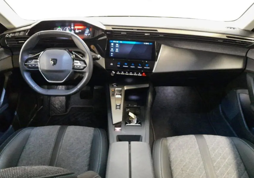 Vue intérieure avant du Peugeot 408 PHEV 180 e-EAT8 Allure 2024, tableau de bord moderne avec cockpit numérique et écran tactile.